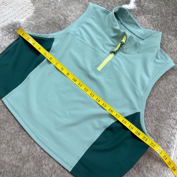 Sleeveless Half Zip Cropped Top - Picture 10 of 10
